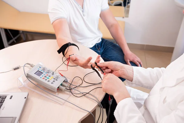 Nerventest des Patienten mittels Elektromyographie im medizinischen Zentrum — Stockfoto