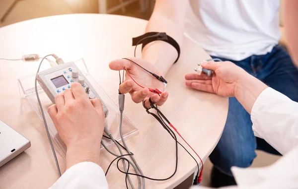 Patiëntenzenuwen testen met behulp van elektromyografie in het medisch centrum — Stockfoto