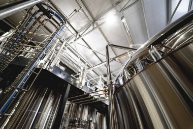 Bira fabrikasında bira demleme ekipmanı.