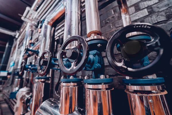 De kleppen en pijpen in een ambachtelijke moderne brouwerij muur — Stockfoto