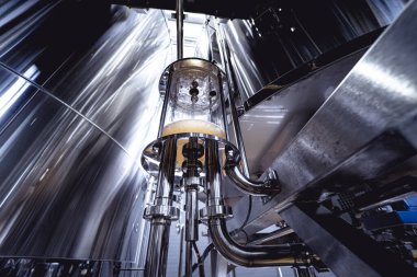 Bira fabrikasında bira demleme ekipmanı.