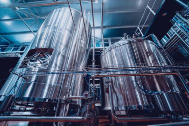 Bira fermantasyonu ve bira fabrikasında olgunlaşma için çelik tanklar.