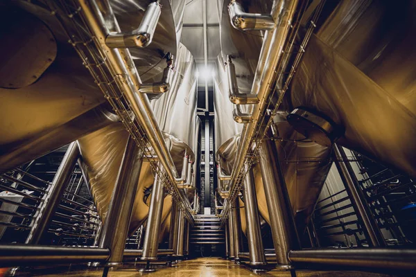 Filas de tanques de acero para la fermentación y maduración de la cerveza en una cervecería artesanal — Foto de Stock