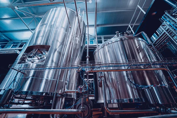 Filas de tanques de acero para la fermentación y maduración de la cerveza en una cervecería artesanal — Foto de Stock