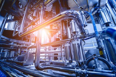 Modern bir bira fabrikasının boruları ve tesisatları.