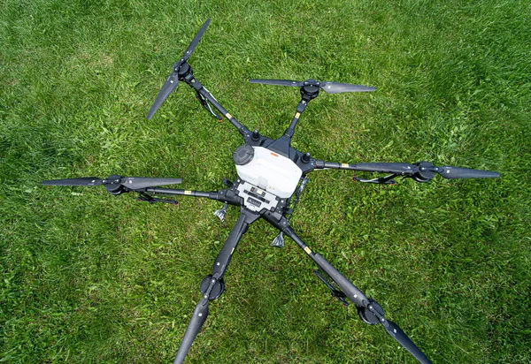 Professionelle Landwirtschaft Drohne auf der grünen Wiese — Stockfoto
