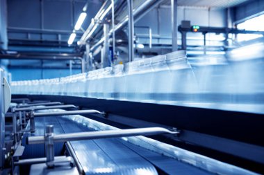 Modern bir içecek fabrikasında içme suyu şişeleriyle taşıma bandı..