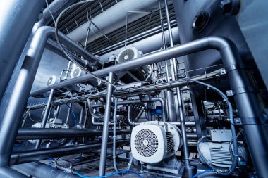 Fıçı ve boruları olan bir içecek fabrikasının modern iç mekanı.