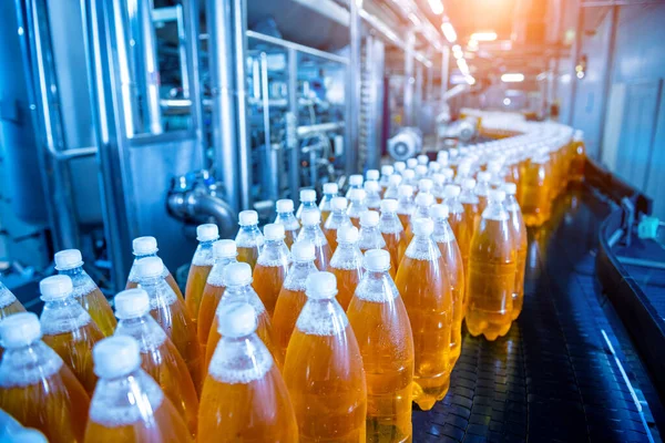 現代の飲料工場でジュースや水のためのボトルとコンベアベルト — ストック写真