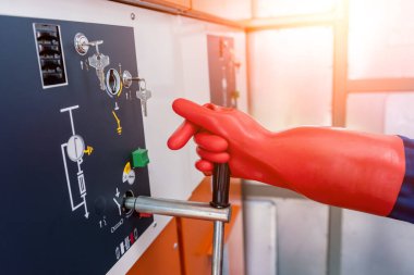 Mühendis yüksek voltaj hücrelerinde indüklenmiş voltaj olmadığını kontrol ediyor.