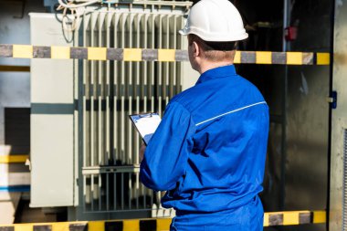 Elektrik ölçümlerinin çalıştırılması güç transformatöründe çalışır.