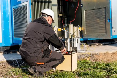 Elektrik ölçümlerinin çalıştırılması güç transformatöründe çalışır.