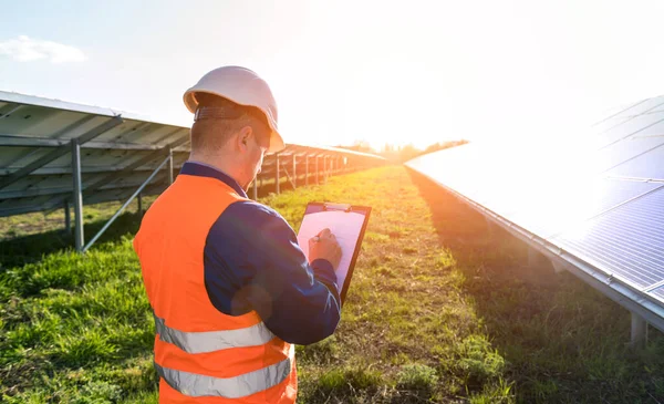 Examen inspector de módulos fotovoltaicos utilizando una cámara de imágenes térmicas —  Fotos de Stock