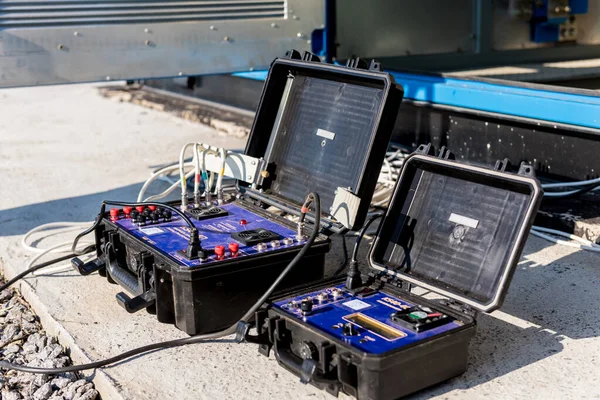 Ejecución de trabajos de medición eléctrica en el transformador de potencia —  Fotos de Stock