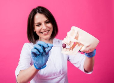 Güzel kız yapay kafatası için lolipop öneriyor.