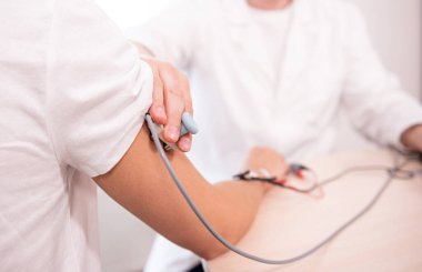 Tıbbi merkezde elektromiyografi kullanan hasta sinirleri test ediliyor.