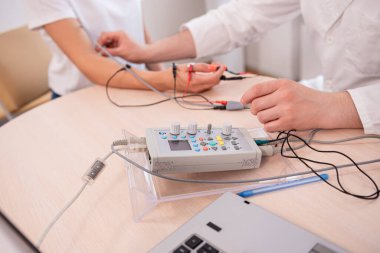 Tıbbi merkezde elektromiyografi kullanan hasta sinirleri test ediliyor.