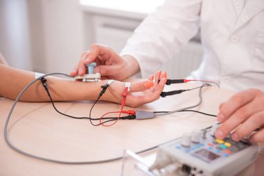 Tıbbi merkezde elektromiyografi kullanan hasta sinirleri test ediliyor.
