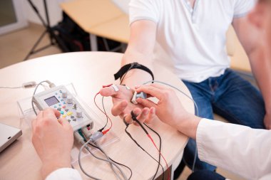Tıbbi merkezde elektromiyografi kullanan hasta sinirleri test ediliyor.