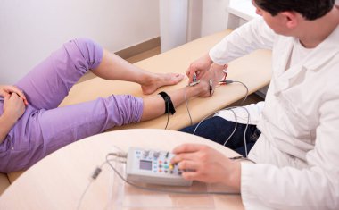 Tıbbi merkezde elektromiyografi kullanan hasta sinirleri test ediliyor.