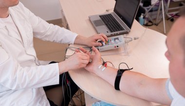 Tıbbi merkezde elektromiyografi kullanan hasta sinirleri test ediliyor.