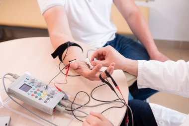 Tıbbi merkezde elektromiyografi kullanan hasta sinirleri test ediliyor.