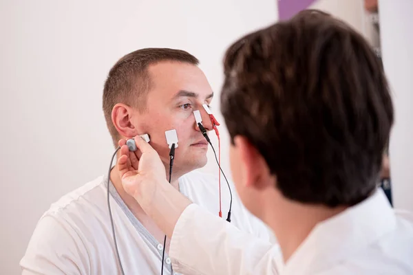 Test des nerfs du patient par électromyographie au centre médical — Photo