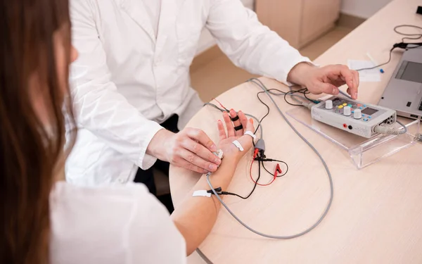 Teste de nervos do paciente usando eletromiografia em centro médico — Fotografia de Stock