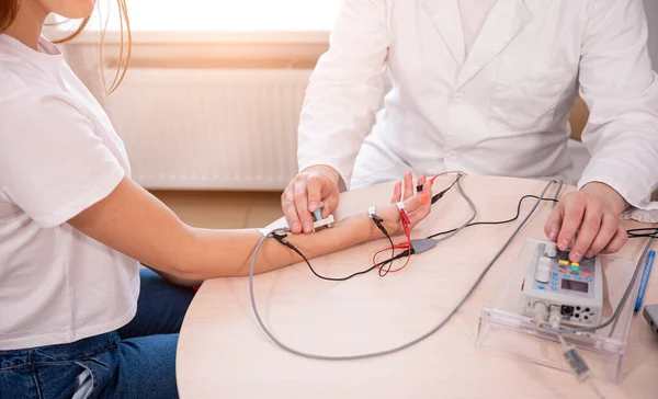 Patiëntenzenuwen testen met behulp van elektromyografie in het medisch centrum — Stockfoto