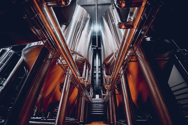 Rijen van stalen tanks voor biergisting en -rijping in een ambachtelijke brouwerij — Stockfoto