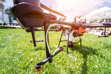 Yeşil alanda profesyonel tarım aracı.