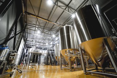 Bira fermantasyonu ve bira fabrikasında olgunlaşma için çelik tanklar.