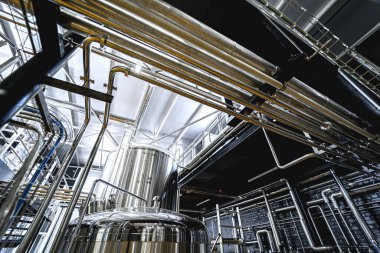 Modern bir bira fabrikasının boruları ve tesisatları.