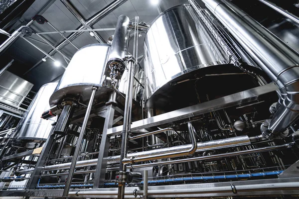 Filas de tanques de acero para la fermentación y maduración de la cerveza en una cervecería artesanal — Foto de Stock