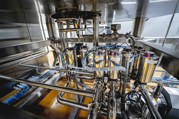 Tuberías y accesorios en una fábrica de cerveza moderna artesanal —  Fotos de Stock