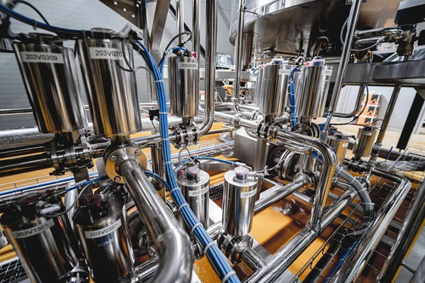 Tuberías y accesorios en una fábrica de cerveza moderna artesanal — Foto de Stock