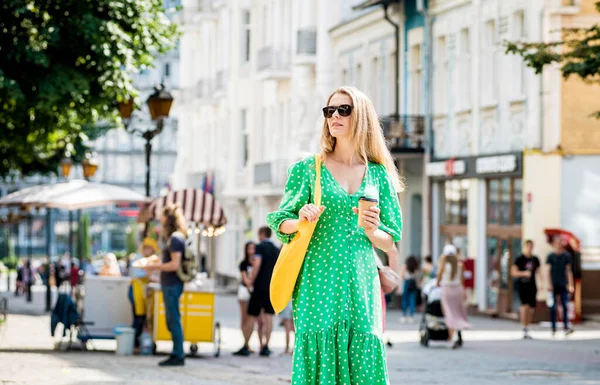 Giovane bella donna con borsa eco lino giallo su sfondo città. — Foto Stock