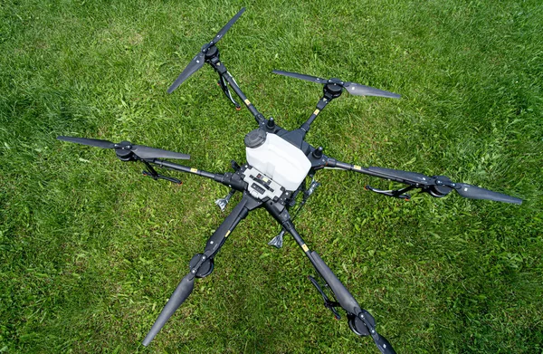 Professionele landbouw drone op het groene veld — Stockfoto
