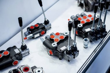 Hafif arka planda tesisat ve montajlar.