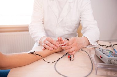 Tıbbi merkezde elektromiyografi kullanan hasta sinirleri test ediliyor.