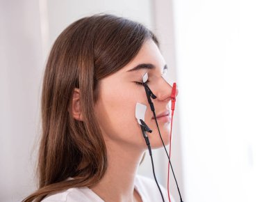 Tıbbi merkezde elektromiyografi kullanan hasta sinirleri test ediliyor.