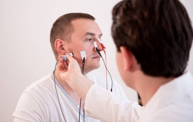 Tıbbi merkezde elektromiyografi kullanan hasta sinirleri test ediliyor.