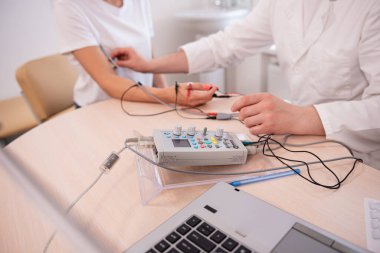 Tıbbi merkezde elektromiyografi kullanan hasta sinirleri test ediliyor.