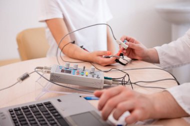 Tıbbi merkezde elektromiyografi kullanan hasta sinirleri test ediliyor.