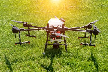 Yeşil alanda profesyonel tarım aracı.