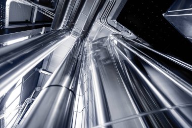 Bira fabrikasında bira demleme ekipmanı.