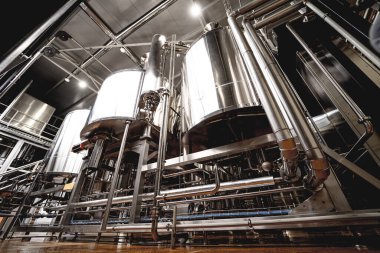 Bira fermantasyonu ve bira fabrikasında olgunlaşma için çelik tanklar.