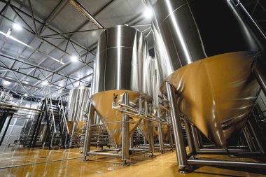 Bira fermantasyonu ve bira fabrikasında olgunlaşma için çelik tanklar.