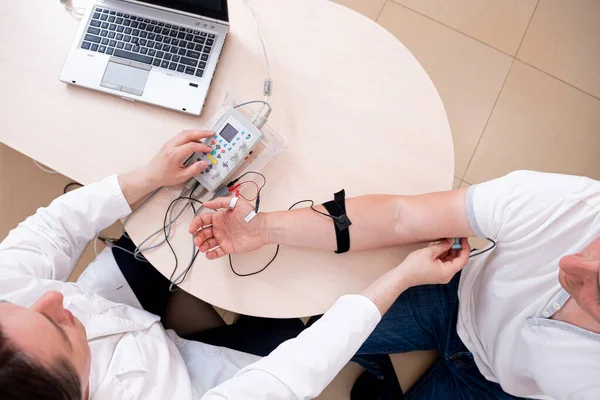 Patient nerves testing using electromyography at medical center — Stock Photo, Image