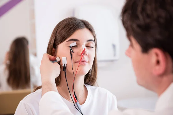 Test des nerfs du patient par électromyographie au centre médical — Photo